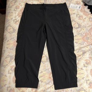 NWT Athleta La Viva Capri, black size 12